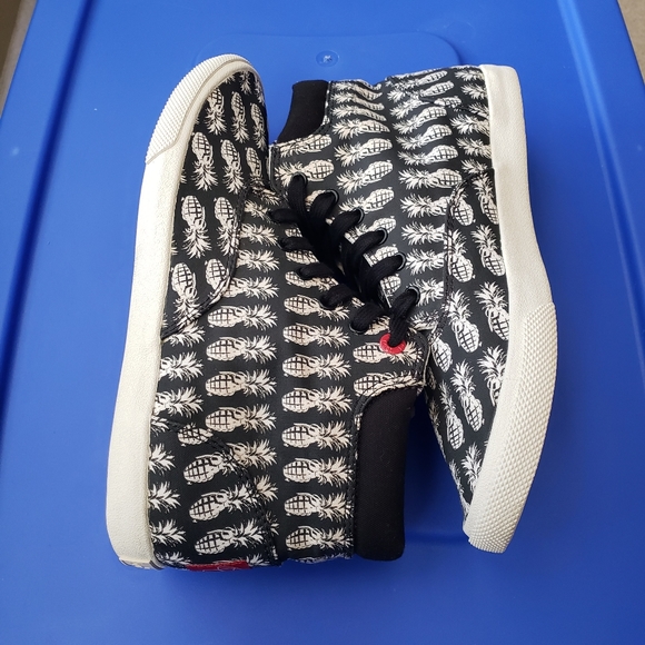 Bucketfeet Shoes - Picture 3 of 5